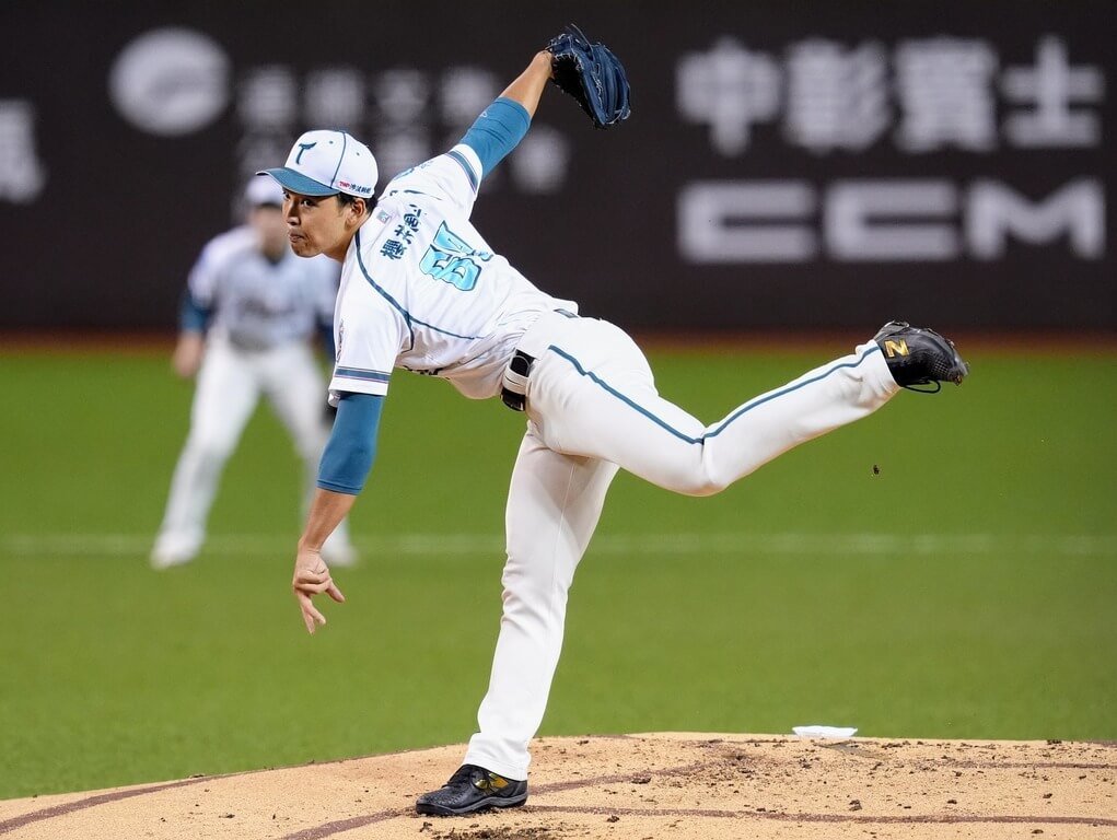 中華職棒台鋼雄鷹隊日籍投手櫻井周斗（前）23日對中信兄弟先發6局失2分，為一軍第2度登板，他24日受訪表示，「今年特別有感觸，也很開心可以繼續（球員生涯）。」（台鋼雄鷹提供）中央社記者楊啟芳傳真　114年8月24日