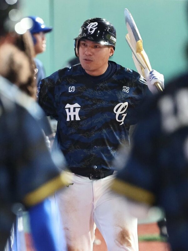 中華職棒富邦悍將野手張進德（圖）23日敲出本季首轟，也是睽違近2年全壘打，被問起是否期待與弟弟張育成同場開轟，他笑說：「有朝一日，相信畫面會蠻美的。」（富邦悍將提供）中央社記者謝靜雯傳真　114年8月24日