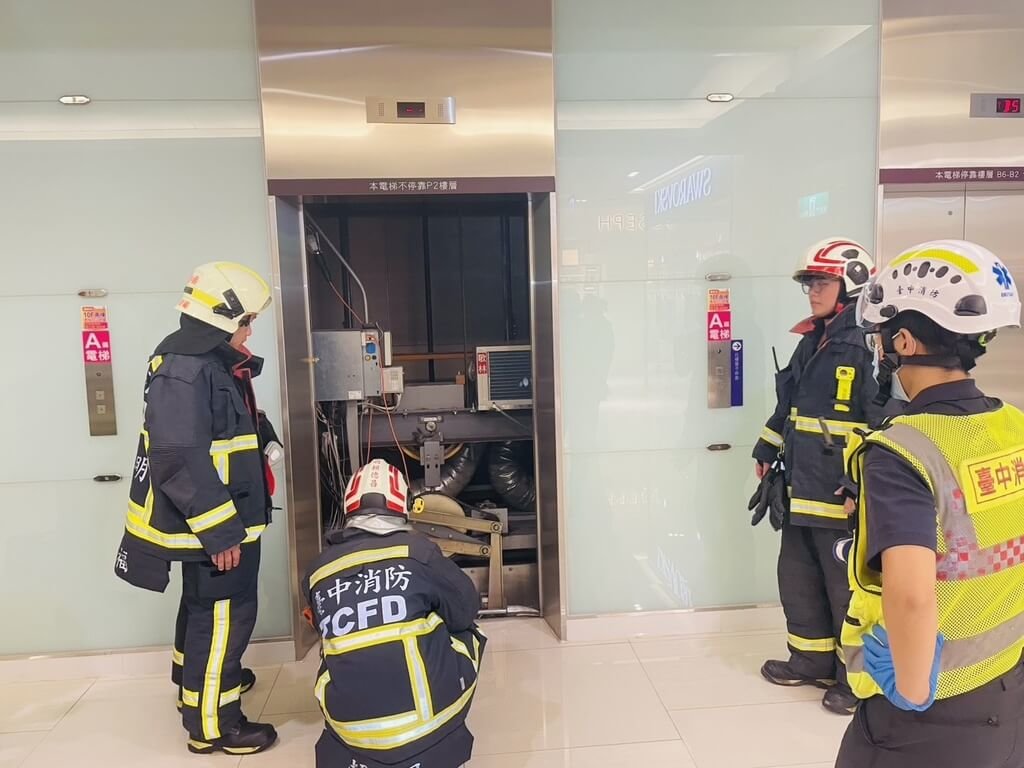 台中大遠百一部電梯24日因設備故障，卡在2到3樓之間，有19人受困，消防局趕往救援，電梯公司也出動人員到場處理，協助民眾脫困，幸無人受傷。（民眾提供）中央社記者郝雪卿傳真　114年8月24日