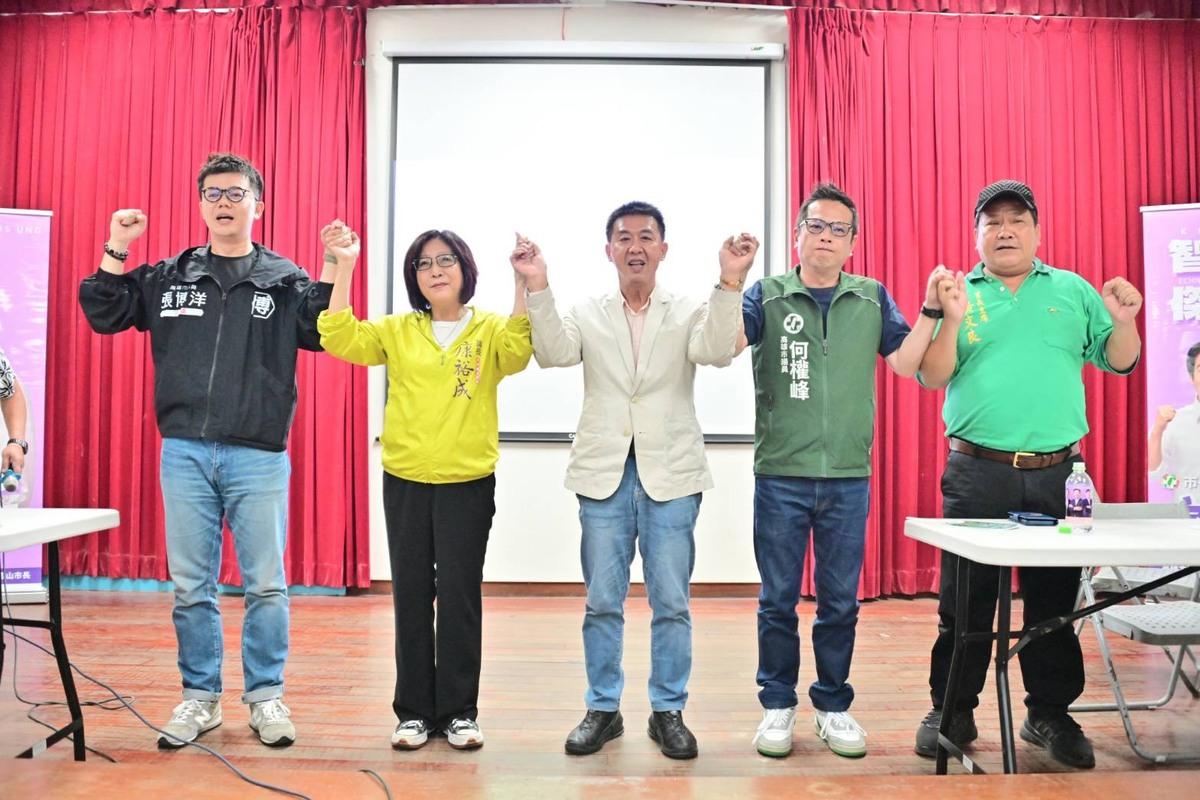 許智傑(中)邀康裕成(左二)、何權峰(右二)、張博洋(左)在三民區舉辦市民見面會。 圖：許智傑辦公室/提供
