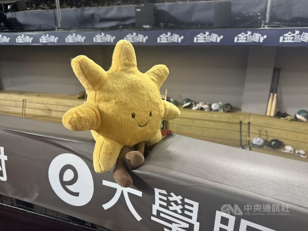 中華職棒台鋼雄鷹隊本季在台北大巨蛋戰績不佳，24日對中信兄弟的賽事，球隊在休息區放上太陽玩偶，希望能帶來好運、搶下勝利。中央社記者楊啟芳攝  114年8月24日