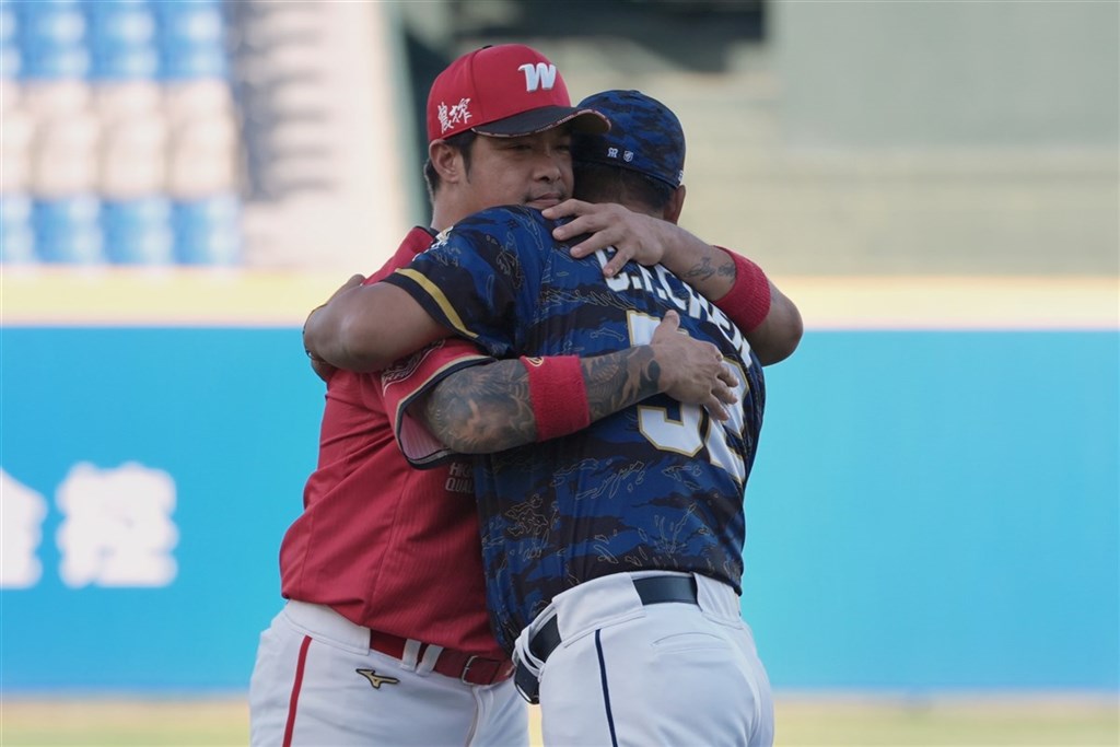 中華職棒味全龍隊林智勝（左）引退倒數，24日為引退賽前新莊最終戰，曾經的隊友、富邦悍將總教練陳金鋒（右）送上擁抱。（富邦悍將提供）中央社記者謝靜雯傳真　114年8月24日