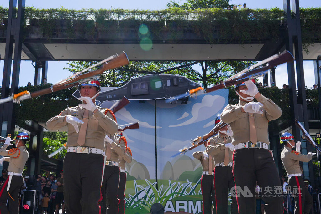 國防部24日於北市信義區舉辦九三軍人節嘉年華，圖為陸戰隊儀隊演出高難度的「靜默槍法」。 圖：中央社