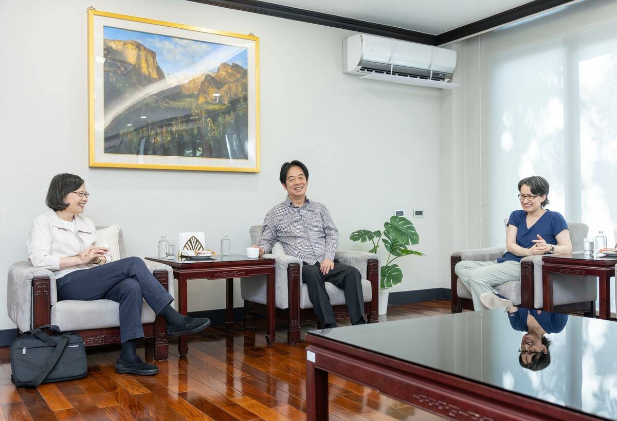 蔡英文前總統（左）今天下午與賴清德總統（中）、蕭美琴副總統（右）在賴總統官邸會面。 圖：取自蔡英文臉書