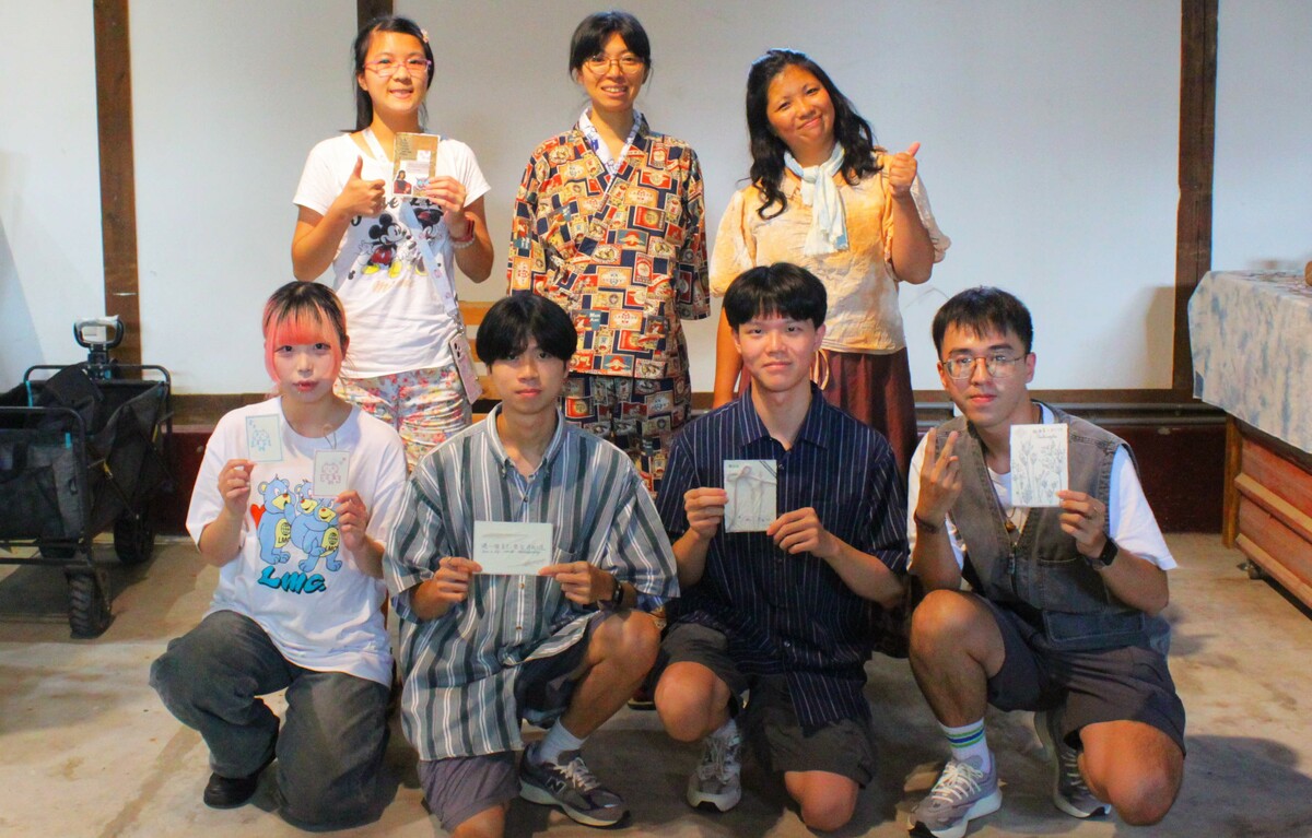 學員拿著和紙體驗成品與寺田幸代老師(後排中)、小椋唯老師(後排右)開心合影。 圖：高雄市青年局/提供