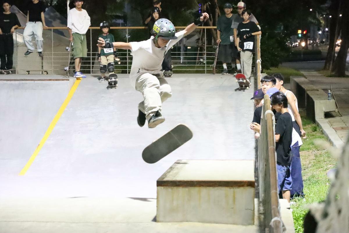 高雄陽明國中選手王聖豪獲滑板街式「best line round」。 圖：高雄市運發局/提供