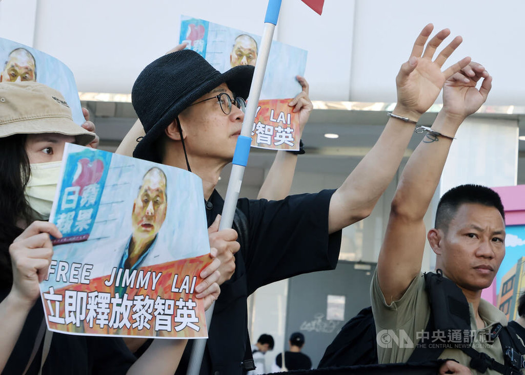 香港壹傳媒集團創辦人黎智英涉及的國安案進入結案陳詞階段，香港邊城青年發起聲援行動，24日在台北捷運西門站外街頭短講，以人道關懷為核心，關注黎智英在審訊期間的身體狀況。中央社記者郭日曉攝　114年8月24日