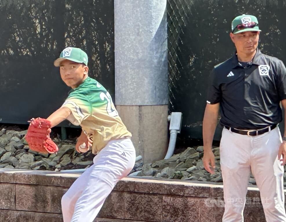 東園國小少棒隊投手林晉擇（左）24日在總教練賴敏男（右）陪同下賽前練投。台灣隊在威廉波特世界少棒總冠軍賽擊敗美國隊，睽違29年贏得國際少棒最高榮譽。中央社記者廖漢原威廉波特攝　114年8月25日 圖：中央社提供