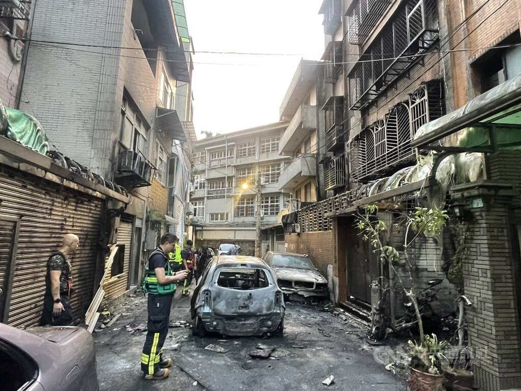 新北市新店區行政街19巷25日清晨發生火燒車，並延燒一旁公寓，警消獲報迅速到場搶救，8人預防性送醫。警方初步調查懷疑是縱火。（翻攝照片）中央社記者王鴻國傳真  114年8月25日