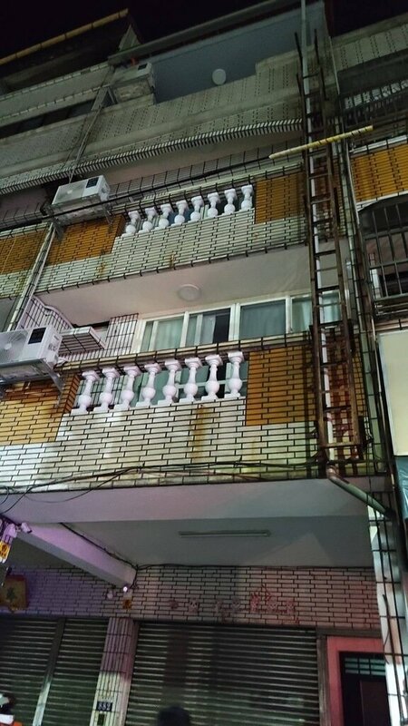 台中市豐原區圓環東路一處出租套房25日凌晨發生火警，火煙自2樓冒出，消防獲報前往救援。（民眾提供）中央社記者趙麗妍傳真　114年8月25日