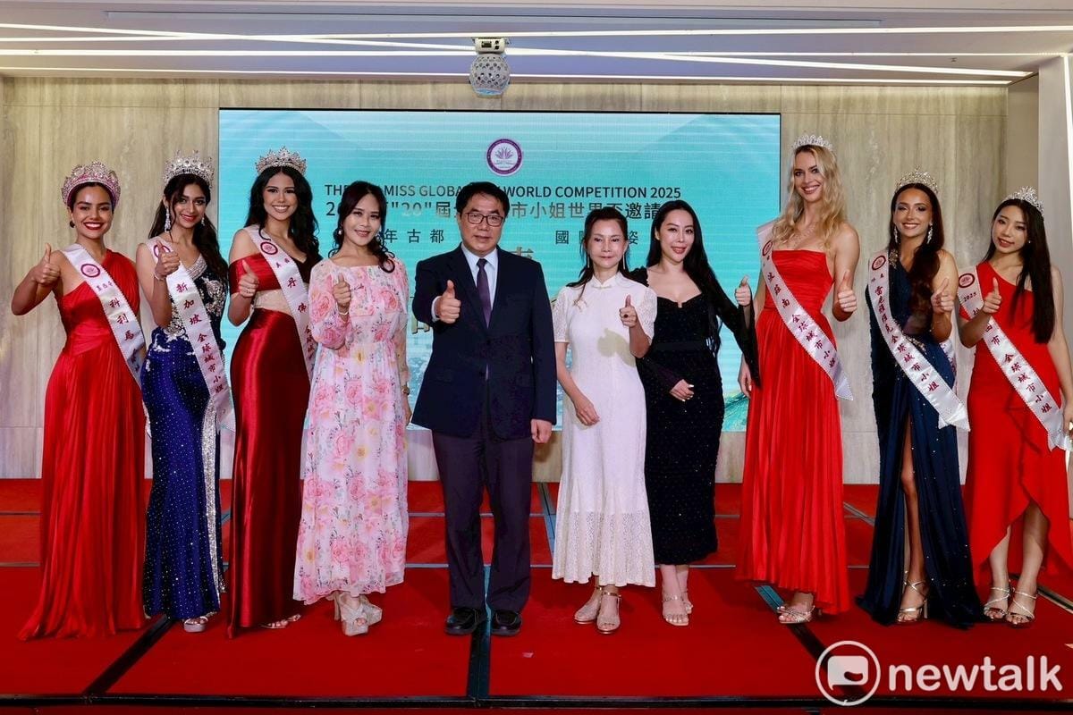 全球城市小姐世界盃邀請賽創始人張如君率領多位國際選美皇后造訪台南，舉行以「百年古都·國際新姿」為主題的國際記者會，展開國際城市交流，讓世界看見台南的文化之美。台南市長黃偉哲受邀出席，代表市民熱烈歡迎來自世界各地的佳麗。 圖：台南市政府提供