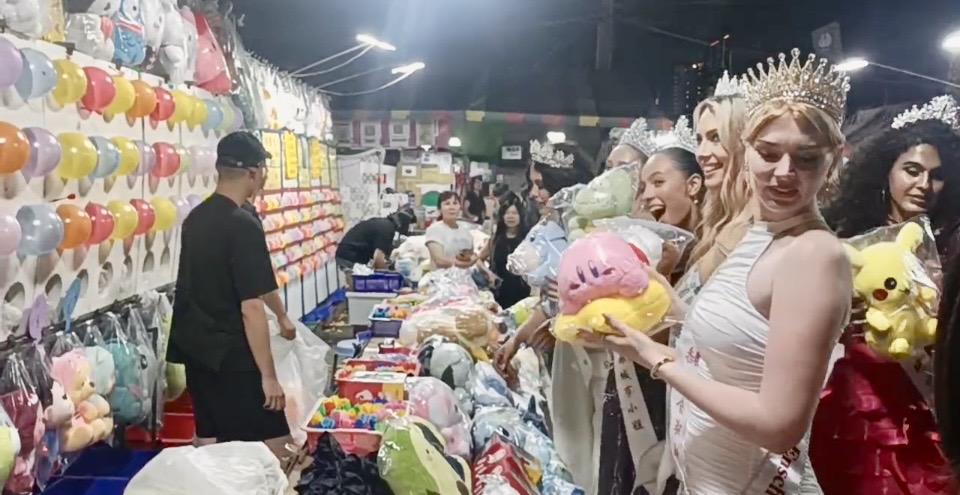 佳麗們在台南展開觀光之旅，走訪安平古堡、祀典大天后宮、漁光島、神農街、十鼓文創園區及花園夜市等知名景點，並以數位影音方式拍攝短片，將台南的城市魅力行銷至全球，共同向世界展現古都風采。 圖：台南市政府提供