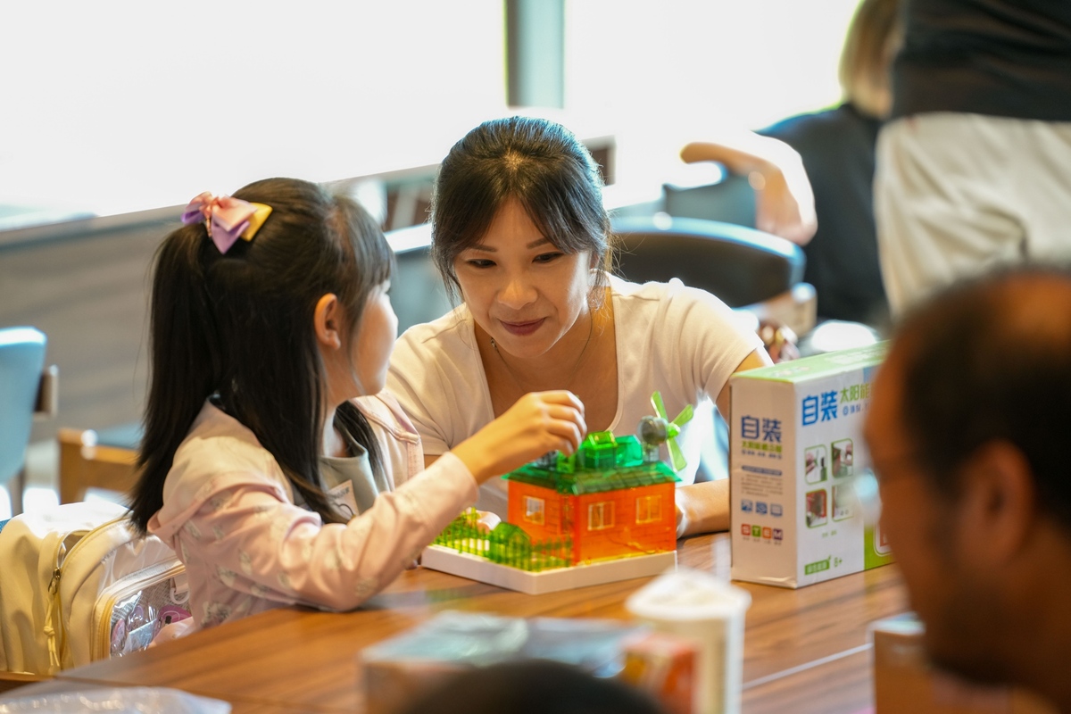 「WANIN小玩家」動手組裝太陽能小屋，親身體驗綠能的奧妙。 圖：網銀國際／提供
