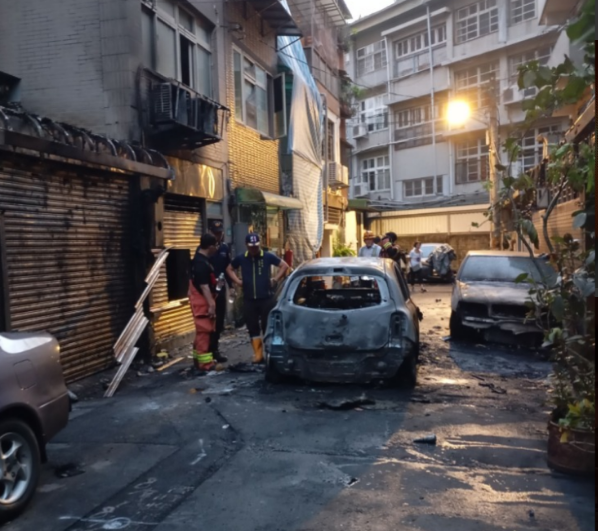 新店行政街今凌晨發生一起疑似人為縱火案件，猛烈火勢波及兩旁住宅與居民，車輛也被燒至焦黑。 圖：翻攝自爆料公社