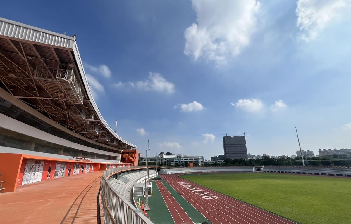 中正運動場變身後的「苓雅運動園區」，擁有綠意盎然的空間及空中廊道。 圖：高雄市捷運局/提供