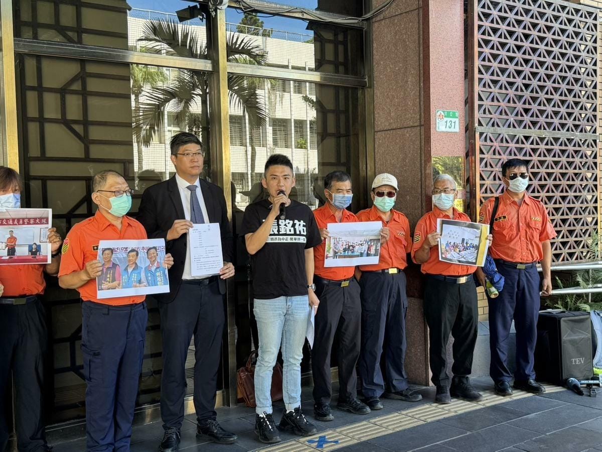 指控蔣市府涉人事黑箱、市議員郭昭巖被控私用義交，吹哨者今日赴北檢告發。 圖：張銘祐提供