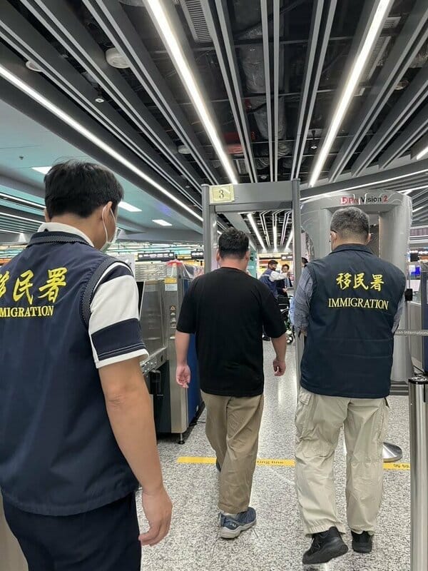 有網友在社群平台Threads發布影片表示，近日有2名日本男子在台北西門町商圈持中國五星旗，並宣講「台灣是中國的」。對此，移民署25日表示，已依入出國及移民法規定，開立強制驅逐出國，並列管禁止再入境，以展現執法決心（移民署提供）中央社記者黃麗芸傳真  114年8月25日