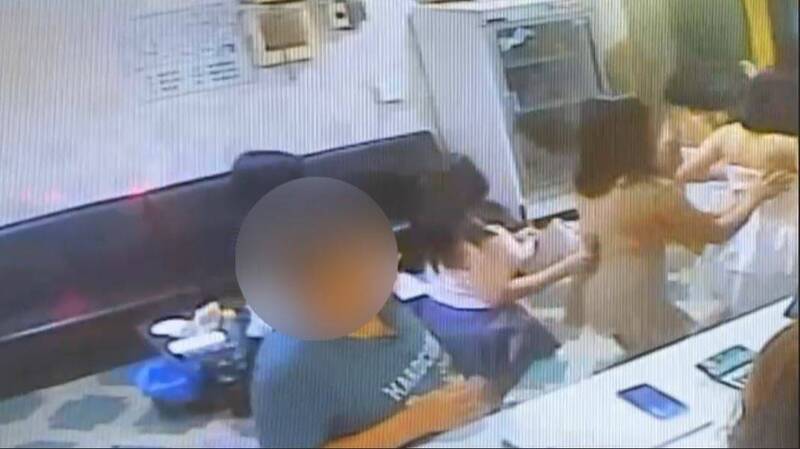10名泰國籍女子以觀光名義來台，卻在KTV從事陪酒坐檯違規工作。店內員工發現警察在對面店家臨檢後，緊急要店內女子快跑，規避警方查緝。 圖：警方提供