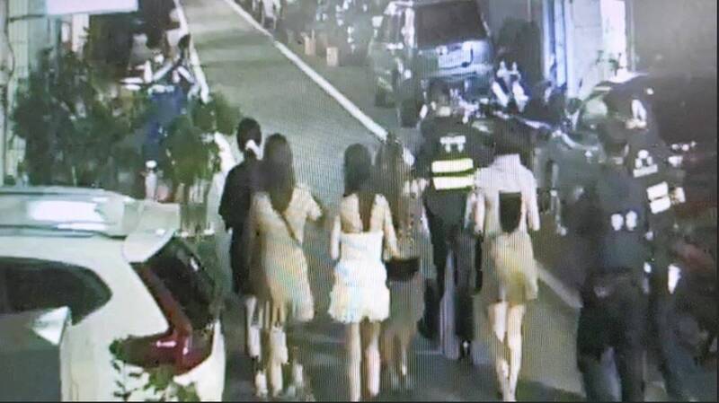 警方執行臨檢勤務時，發現多名女子突然衝出店外，在街上狂奔，警方見狀將其全數攔下。 圖：警方提供