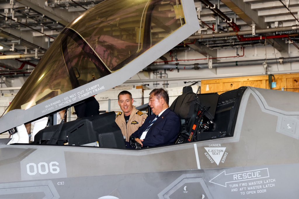 日本首相石破茂訪問英國航空母艦「威爾斯親王號（R09）」，還坐進艦載F-35B駕駛艙。 圖：翻攝「X」@COMUKCSG
