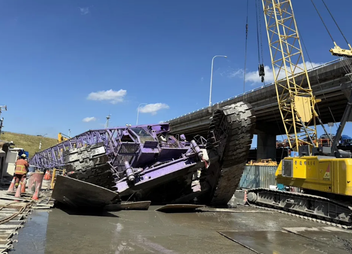 捷運環狀線北環段施工工地，一輛吊車在移動作業時，吊車突然因不明原因陷落翻覆。 圖：警方提供
