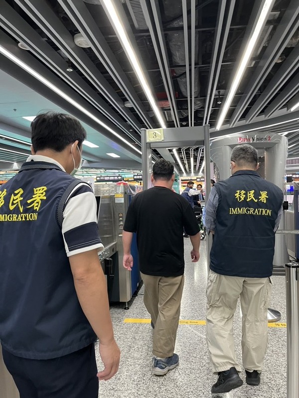 (影)下場慘了！日籍男西門町舉中國國旗 嗆台灣是中國的 遭驅逐