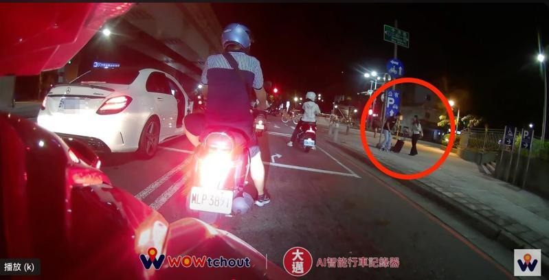 等紅燈直接下車搭訕路邊女子，誇張行徑被上傳網路。 圖：翻攝自WoWtchout - 地圖型行車影像分享平台