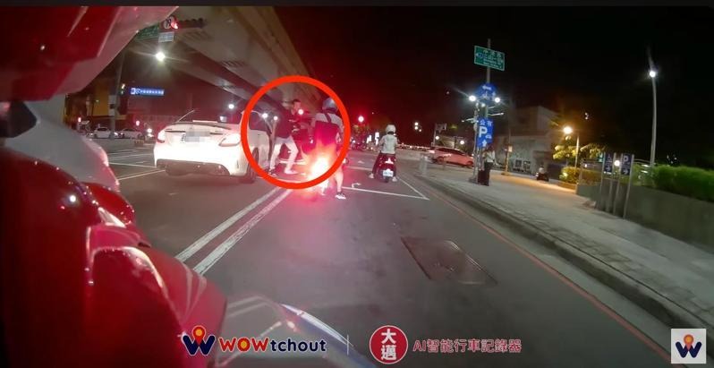 直接開車門並跨越車道，李姓男子與賓士駕駛都將依法開罰。 圖：翻攝自WoWtchout - 地圖型行車影像分享平台