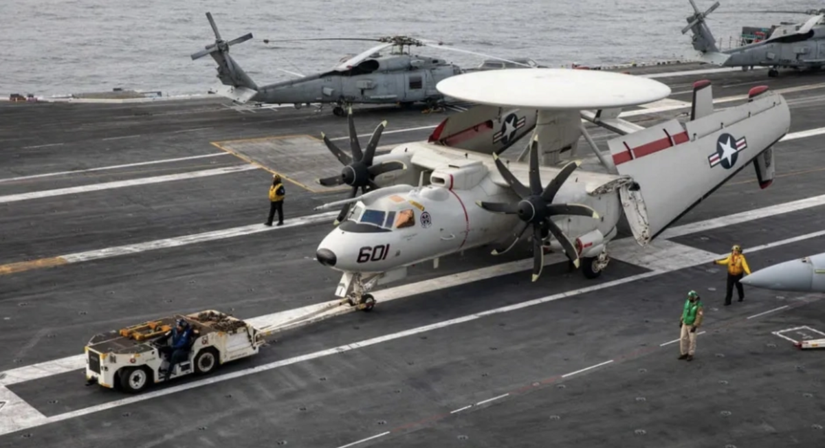 「杰拉爾德·R·福特」號航空母艦（CVN 78）的牽引車將第124預警機中隊的一架E-2D「先進鷹眼」預警機牽引到新的位置。 圖：翻攝自 hawk26講武堂