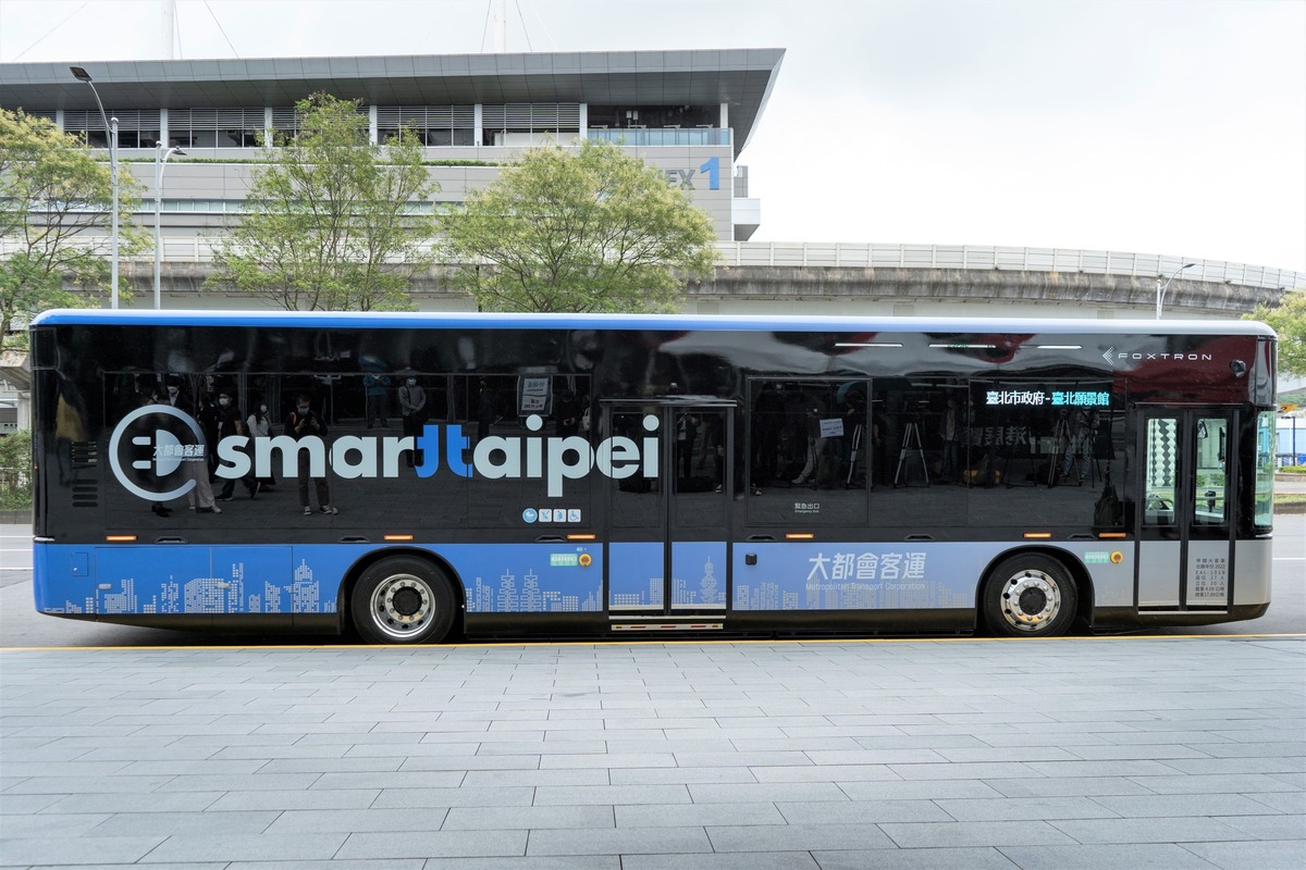 台灣鴻海精密工業集團開發的大型巴士「Model T」。圖為2022年北市引進時照片。 圖：翻攝「臉書」鴻海科技集團Hon Hai Technology Group粉絲專頁