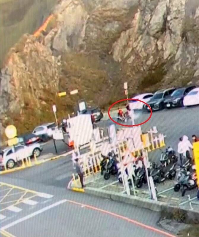 機車騎士在武嶺燒胎的畫面被監視器拍下。 圖：警方提供
