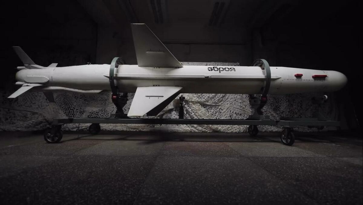 烏克蘭公開展示R-360「海王星」（Neptun）愛艦巡航導彈的遠程改進型「遠程海王星」導彈。 圖：翻攝陸網/央視網