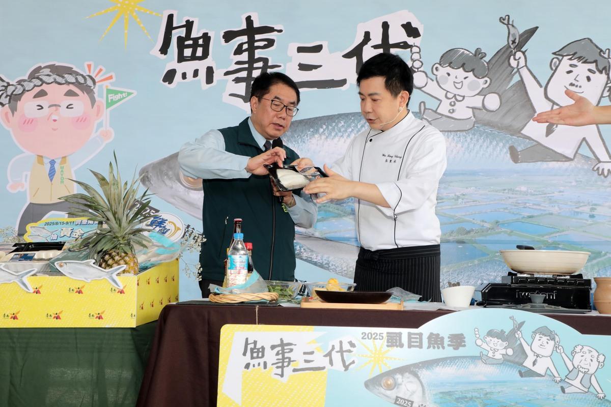 台南市長黃偉哲與知名電視主廚吳秉承親自下廚，示範料理「鳳梨醬燒虱目魚肚」，現場香氣四溢，吸引眾多消費者駐足品嚐、熱情選購。 圖：台南市政府提供