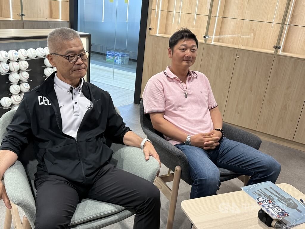 中華職業棒球大聯盟25日舉行世界棒球經典賽（WBC）選訓會議，續任2026年WBC台灣隊總教練的曾豪駒（右）會後受訪表示，教練團基本上延續世界12強、WBC資格賽成員。左為中職秘書長楊清瓏。中央社記者謝靜雯攝　114年8月25日