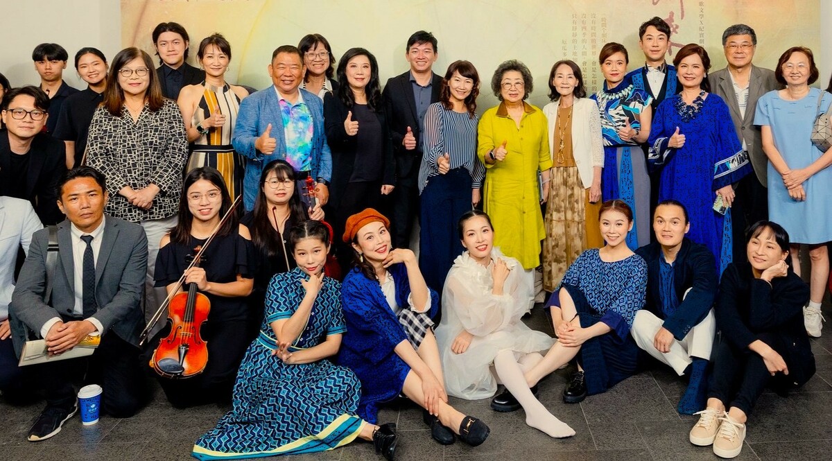 《紀實音樂劇場-歸來去》演出人員與到場參與活動的嘉賓。 圖：新古典室內樂團/提供