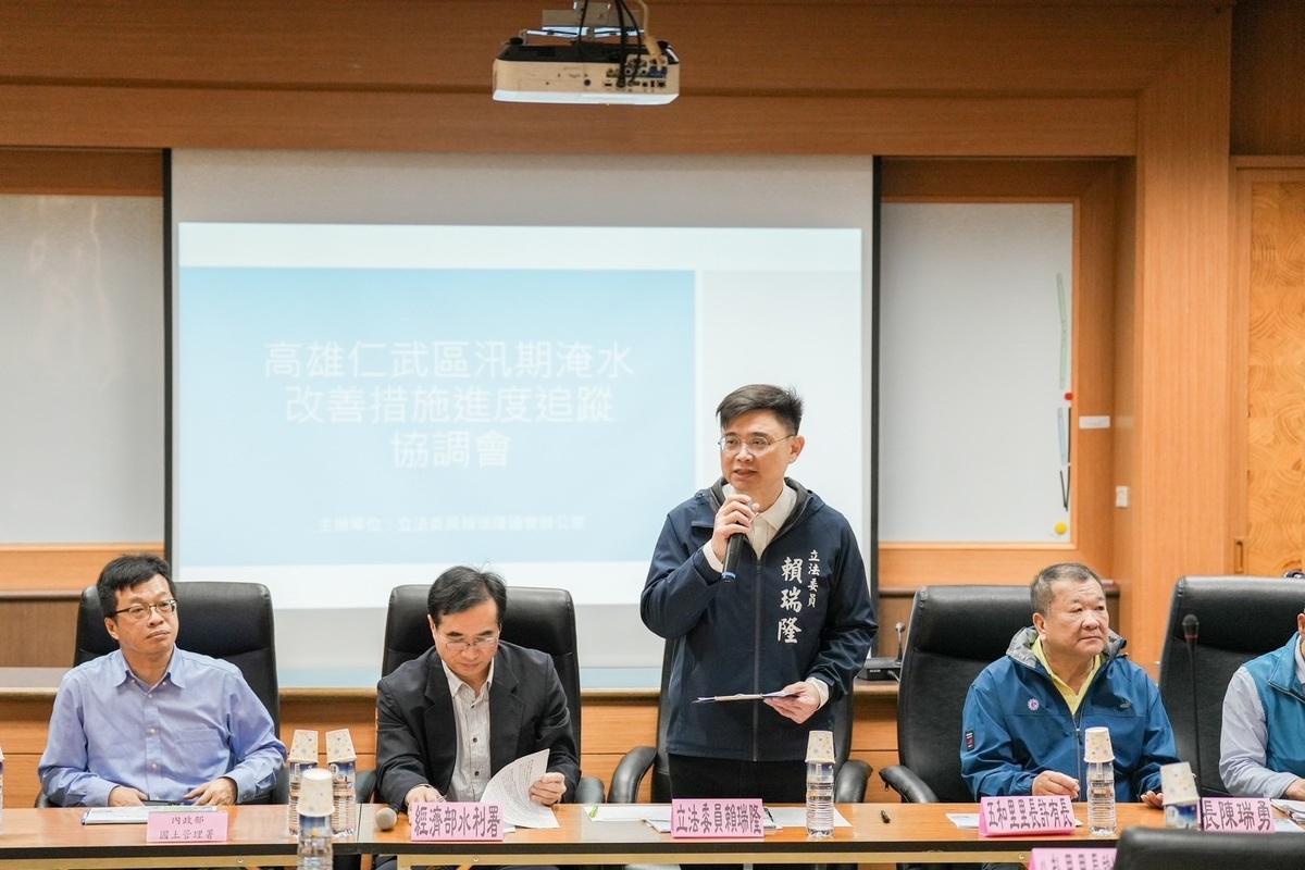 賴瑞隆(左三)召集水利署、國土署及市府相關局處召開「仁武區汛期淹水改善措施進度追蹤會議」。 圖：賴瑞隆辦公室/提供