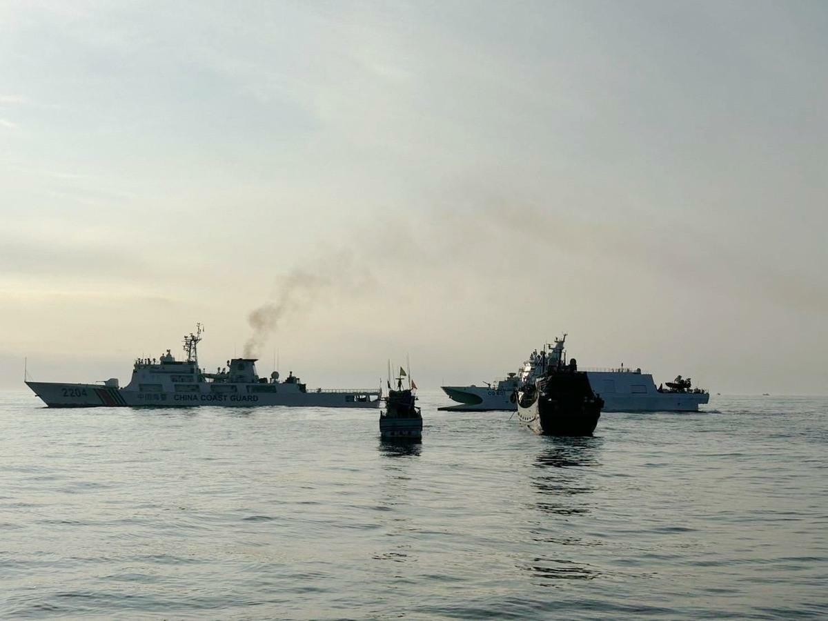 圖為安平艦戒護我方漁船不受中國海警船干擾。 圖：海巡署艦隊分署/提供