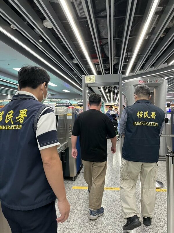 2名日本男子在台北西門町商圈持中國五星旗，並宣講「台灣是中國的」，遭強制驅逐出國。 圖：中央社提供