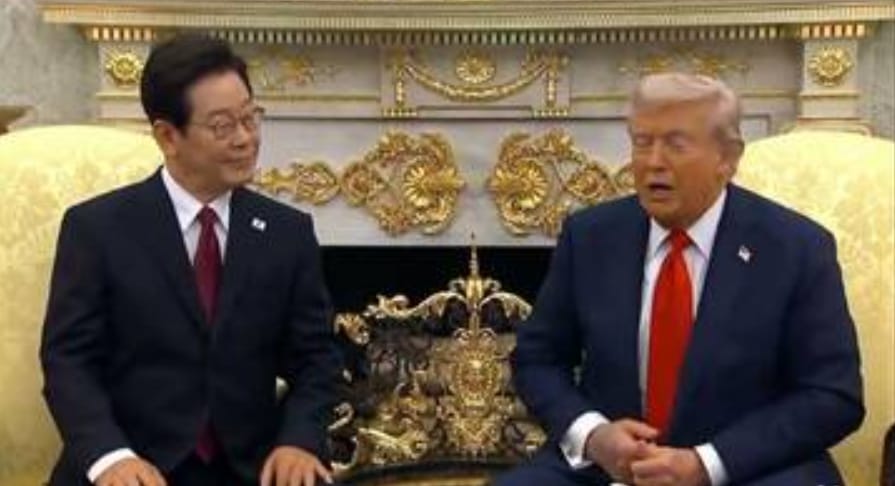 美國總統川普在白宮接見韓國總統李在明(左)時，刻意主動提到中美關係與日韓慰安婦問題。 圖 : 影片截圖