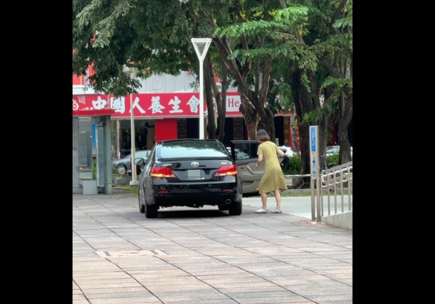 高雄駕駛直接開上人行道接人，誇張行徑引發網友討論。 圖：翻攝自Threads