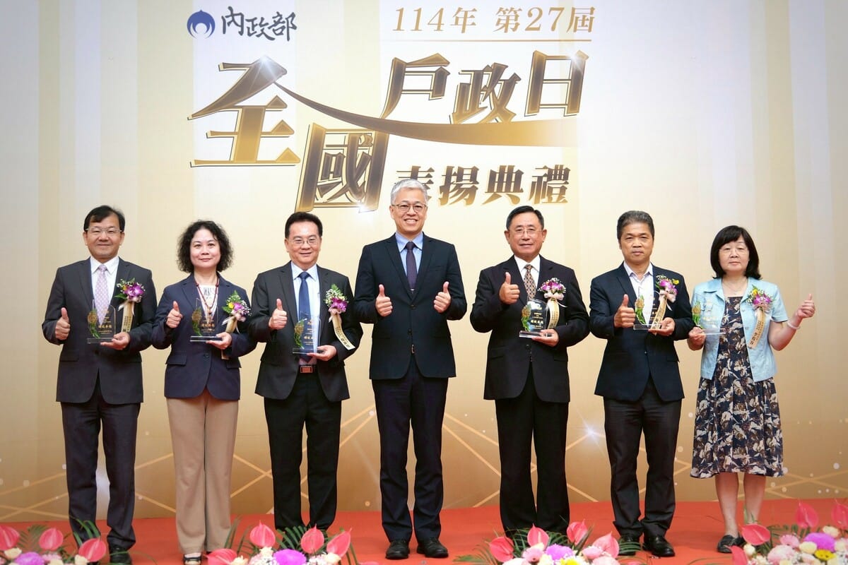 內政部次長吳堂安與績優戶政機關大合照。 圖；內政部提供