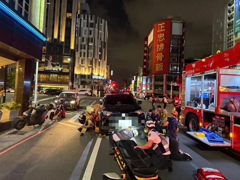 高雄晚間一名男子臥倒慢車道遭車輛輾斃。 圖：警方提供