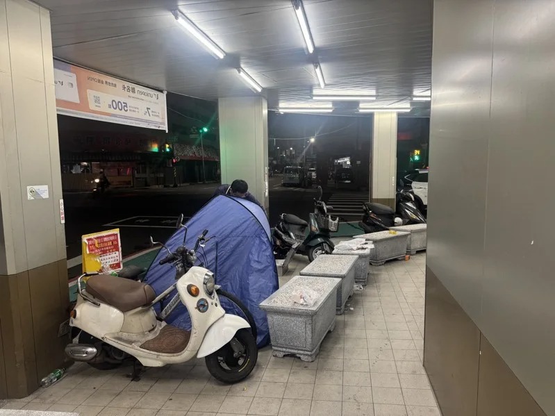 高雄超商前一名男子不明原因猝死。 圖：警方提供
