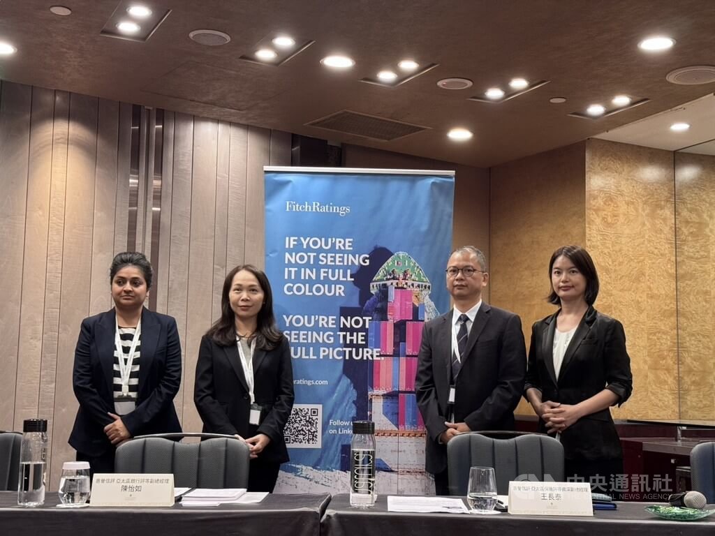惠譽今（26）日舉行「惠譽看台灣2025」年度論壇記者會，圖為惠譽信評亞太區主權評等副總經理 Sagarika Chandra（左1）、惠譽信評銀行評等副總經理陳怡如（左2）、惠譽信評亞太區保險評等資深副總經理王長泰（右2）、惠譽信評亞太區企業評等資深副總經理黃筱婷（右1）。 圖：中央社記者呂晏慈傳真／114年8月26日