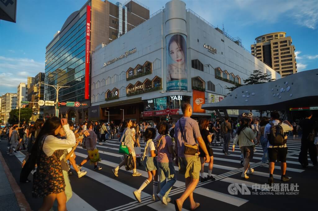 圖為台北中山南西商圈逛街人潮。 圖：中央社檔案照