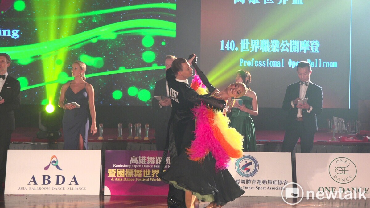 烏克蘭選手Igor Reznik(左)與Alika Dikaya(右)勇奪世界職業公開摩登冠軍。 圖：孫家銘攝