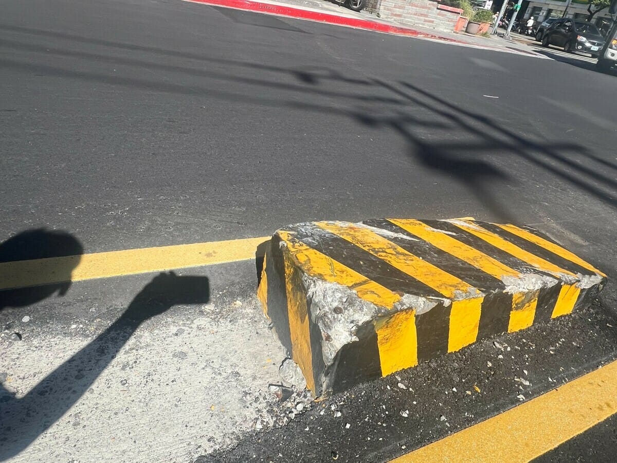 台北市文山區、興隆路口在7月新增庇護島，卻在短短2個月就快被撞爛，卻無任何車禍通報紀錄。 圖：楊植斗議員辦公室 / 提供