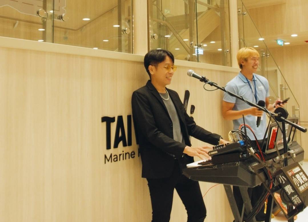 旅客可以在航程中還能欣賞歌手演唱表演。 圖：交通部航港局／提供