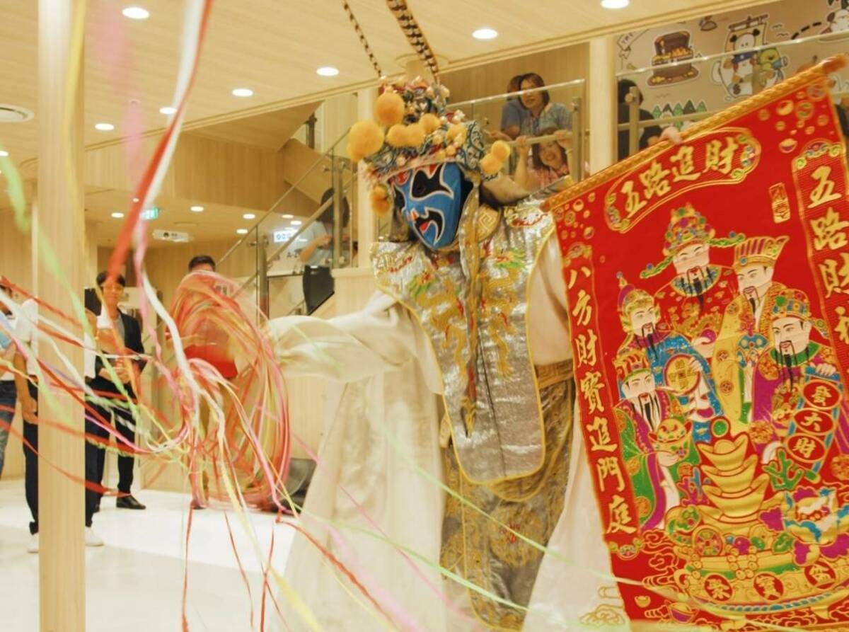 旅客可以在航程中還能欣賞變臉秀。 圖：交通部航港局／提供