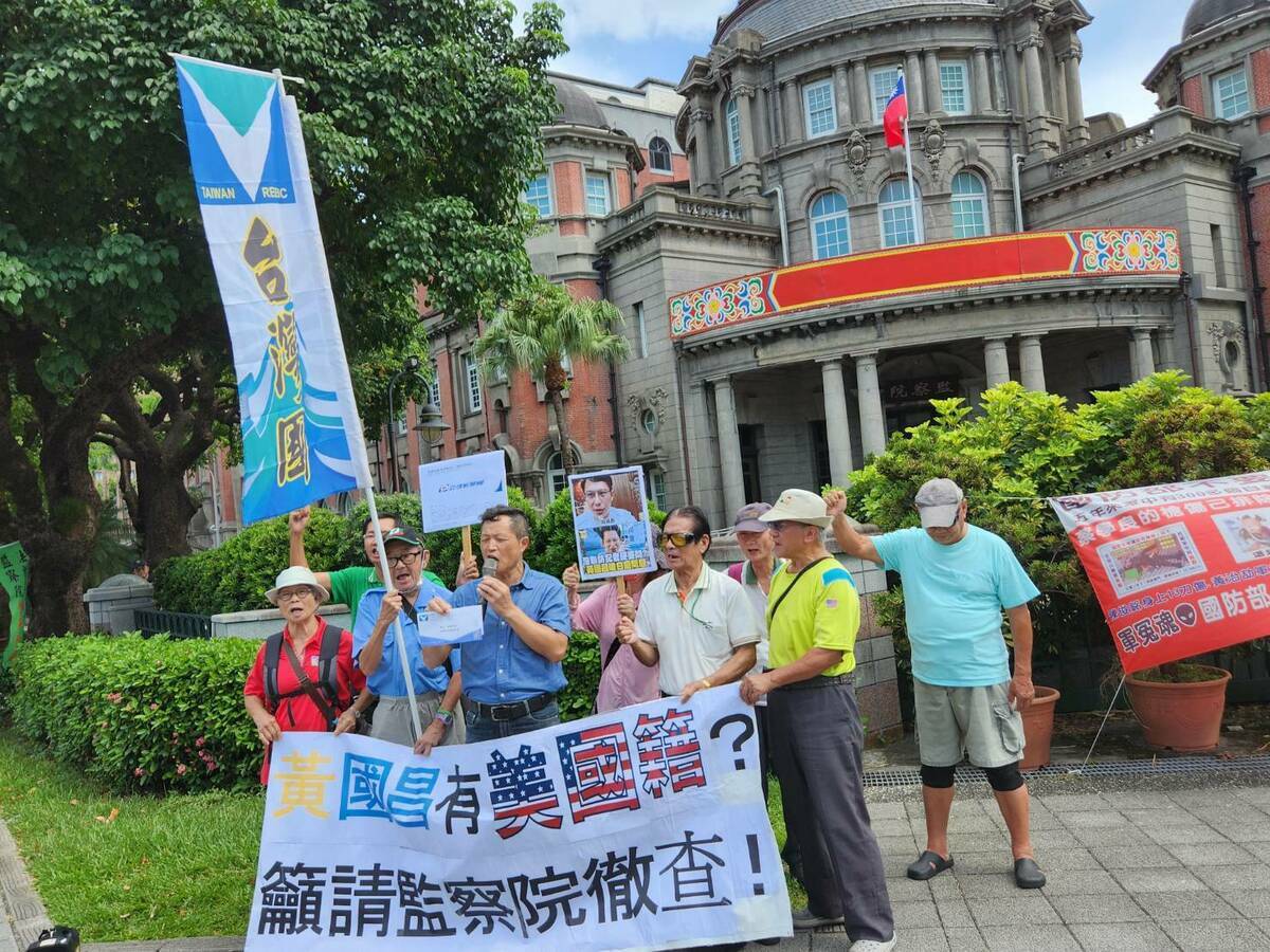 「台灣國」今（26）日召開記者會質疑，恐怕不只黃國昌兒子有美籍，要求監察院立案調查，黃國昌本人是否也擁有美籍？ 圖：台灣國提供